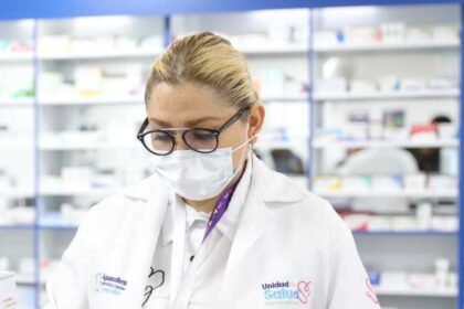 Persona brindando atención en el Seguro Popular Aguascalientes