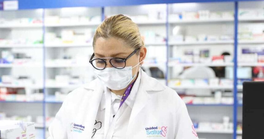 Persona brindando atención en el Seguro Popular Aguascalientes