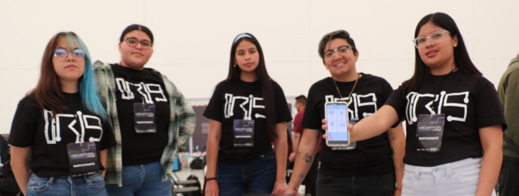 Estudiantes universitarios participando en el Hackathon Mobility