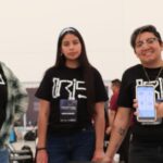 Estudiantes universitarios participando en el Hackathon Mobility