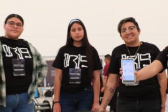 Estudiantes universitarios participando en el Hackathon Mobility