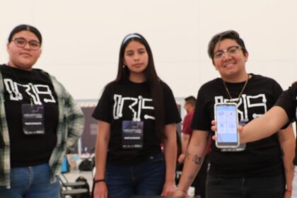 Estudiantes universitarios participando en el Hackathon Mobility