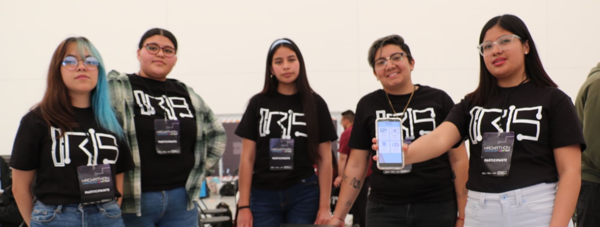 Estudiantes universitarios participando en el Hackathon Mobility