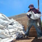 Agricultores recibiendo composta para mejorar sus cosechas y cultivos de más calidad