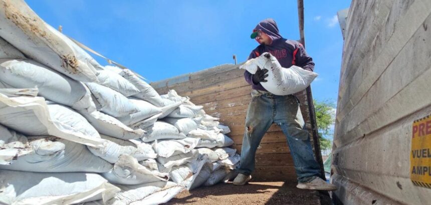 Agricultores recibiendo composta para mejorar sus cosechas y cultivos de más calidad