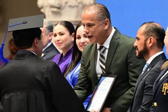 Entrega de diplomas a la la segunda generación de servidores públicos