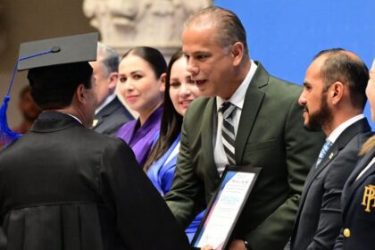 Entrega de diplomas a la la segunda generación de servidores públicos