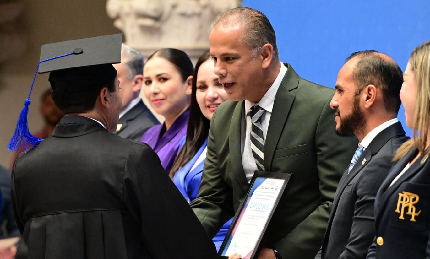 Entrega de diplomas a la la segunda generación de servidores públicos