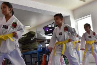 Niños practicando karate en la Casa del Bien Común