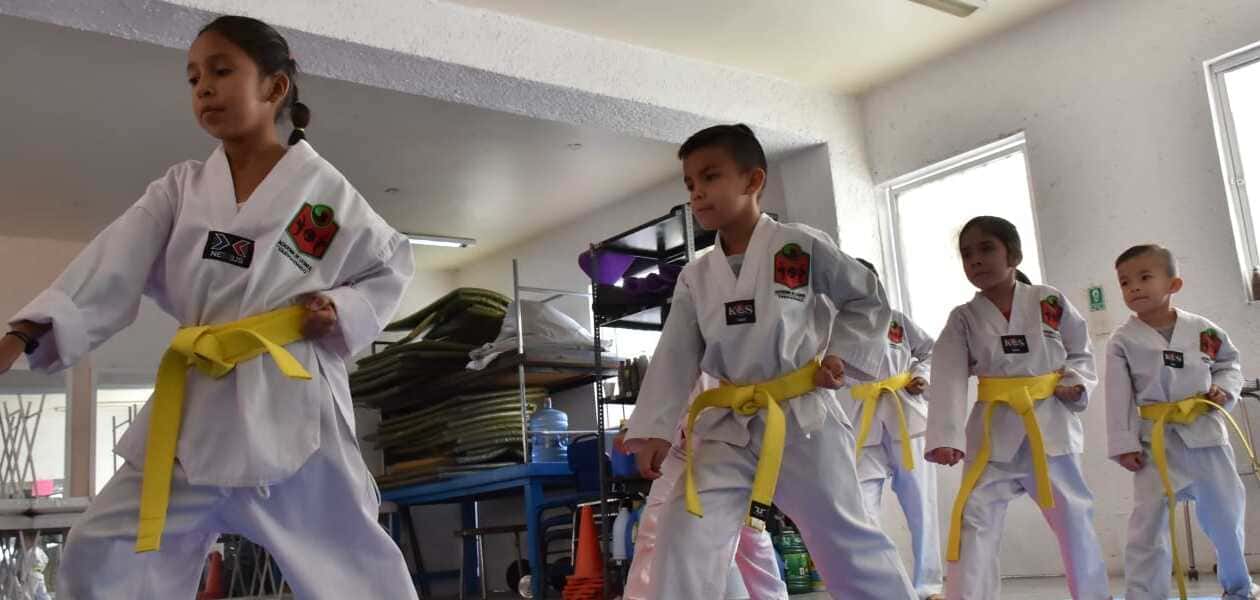 Niños practicando karate en la Casa del Bien Común
