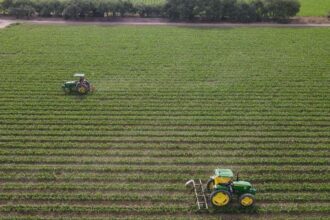 Tractores trabajando en el campo agrícola