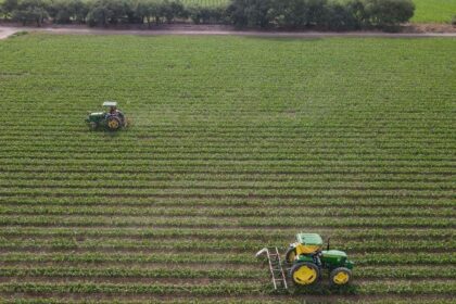 Tractores trabajando en el campo agrícola