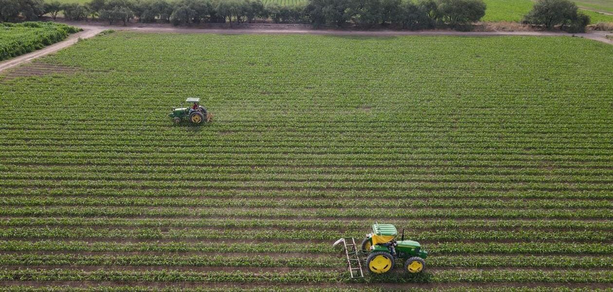 Tractores trabajando en el campo agrícola