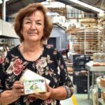 Mujer trabajando en un negocio local que ha generado empleo en Aguascalientes.