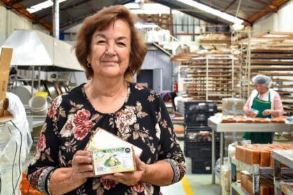 Mujer trabajando en un negocio local que ha generado empleo en Aguascalientes.