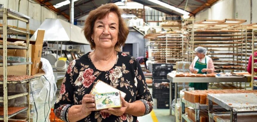Mujer trabajando en un negocio local que ha generado empleo en Aguascalientes.