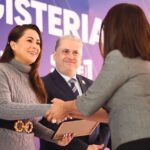 Tere Jiménez entrega 621 plazas a docentes