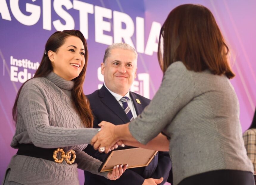 Tere Jiménez entrega 621 plazas a docentes