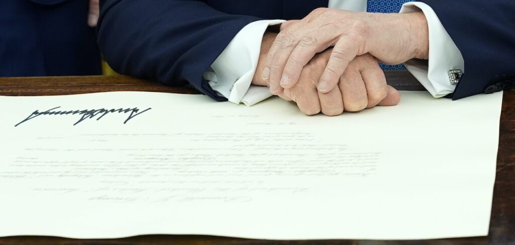 El presidente Donald Trump firmando una orden ejecutiva en el Despacho Oval de la Casa Blanca en Washington DC. Foto de JLMNoticias / EFE/ EPA/ YURI GRIPAS.