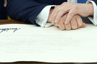 El presidente Donald Trump firmando una orden ejecutiva en el Despacho Oval de la Casa Blanca en Washington DC. Foto de JLMNoticias / EFE/ EPA/ YURI GRIPAS.