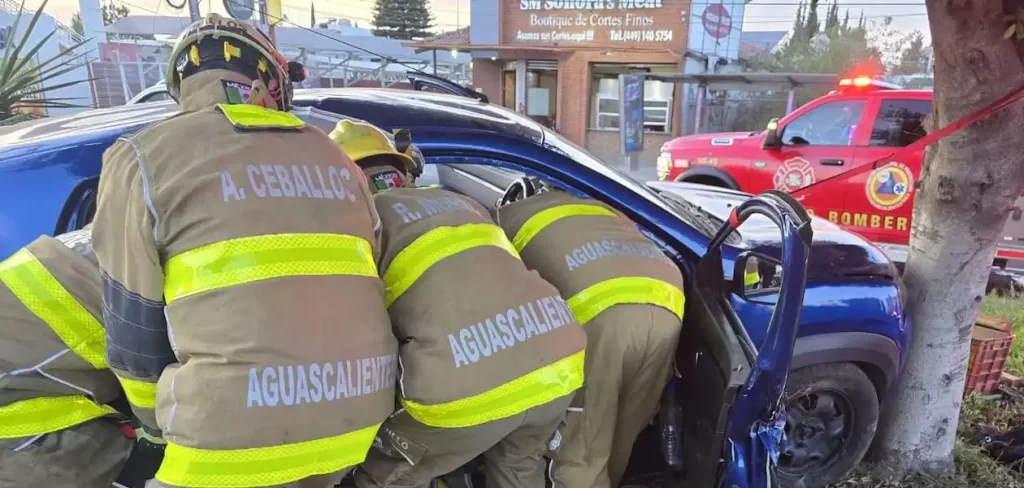 Choque en el Fraccionamiento Bugambilias. Foto: JLMNoticias / Protección Civil Municipal.