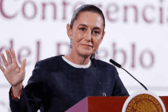 La presidenta de México, Claudia Sheinbaum. Sheinbaum advirtió que Nissan "perdería el mercado" mexicano si se va por temor a Trump. Foto: JLMNoticias / EFE/ Mario Guzmán.