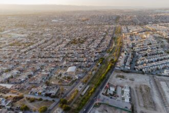 Aguascalientes celebró 30 años de su Secretaría de Desarrollo Urbano con una placa conmemorativa y una galería de extitulares. Autoridades resaltaron su impacto en el crecimiento de la ciudad.