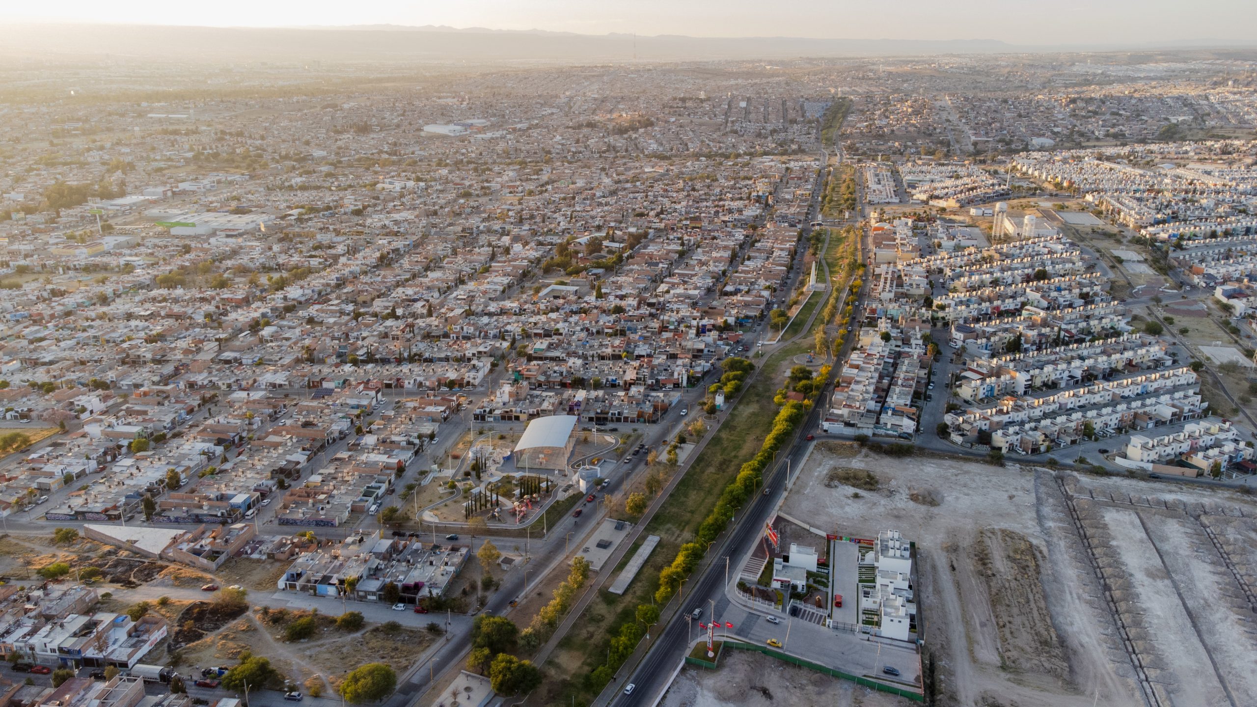 Aguascalientes celebró 30 años de su Secretaría de Desarrollo Urbano con una placa conmemorativa y una galería de extitulares. Autoridades resaltaron su impacto en el crecimiento de la ciudad.