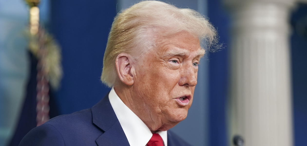 Fotografía del 30 de enero de 2025 del presidente de Estados Unidos, Donald Trump, durante rueda de prensa en la Casa Blanca en Washington. La designación de Trump a los carteles como "terroristas" genera dudas en su aplicación. Foto de EFE/ Will Oliver.