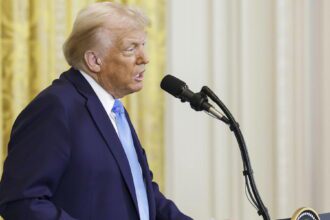 Trump ordena sacar a EE.UU. del Consejo de DD.HH. de la ONU y congela fondos a la UNRWA. Foto de JLMNoticias / EFE/ EPA/ SHAWN THEW / POOL.