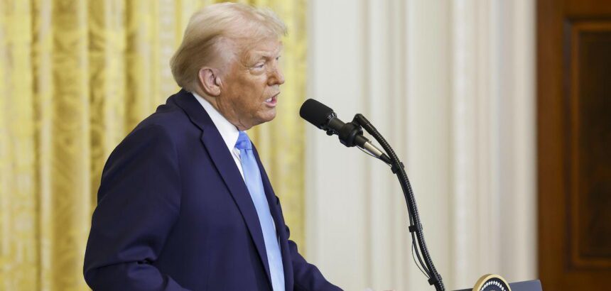 Trump ordena sacar a EE.UU. del Consejo de DD.HH. de la ONU y congela fondos a la UNRWA. Foto de JLMNoticias / EFE/ EPA/ SHAWN THEW / POOL.