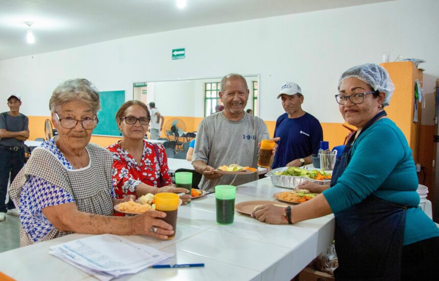 Actualmente funcionan 17 comedores en todo el estado, donde las y los abuelitos reciben una alimentación balanceada y nutritiva