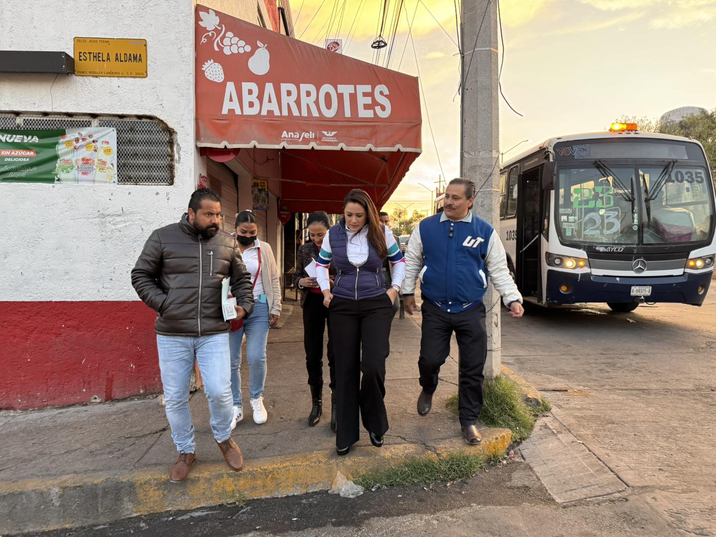 Tere Jiménez recorrió rutas del transporte público en el oriente de Aguascalientes.