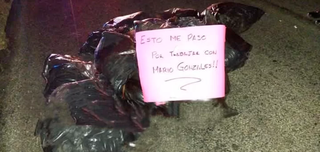 Hallazgo Cuerpos en Teocaltiche, Jalisco, junto a un mensaje en alusión a Mario González. Foto: JLMNoticias / Especial.