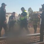 La atención de elementos de emergencia con el migrante hidrocálido que sufrió la caída de tren en Zacatecas. Foto de JLMNoticias / Alberto Tapia.