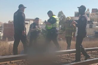 La atención de elementos de emergencia con el migrante hidrocálido que sufrió la caída de tren en Zacatecas. Foto de JLMNoticias / Alberto Tapia.