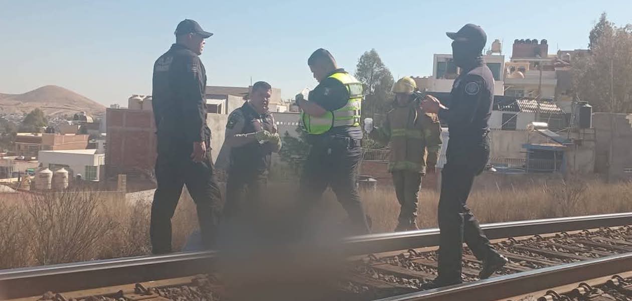 La atención de elementos de emergencia con el migrante hidrocálido que sufrió la caída de tren en Zacatecas. Foto de JLMNoticias / Alberto Tapia.