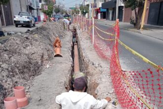 Con una inversión cercana a los 150 mil pesos, se rehabilitó tubería de drenaje en la calle Zaragoza, para proporcionar un mejor servicio de alcantarillado