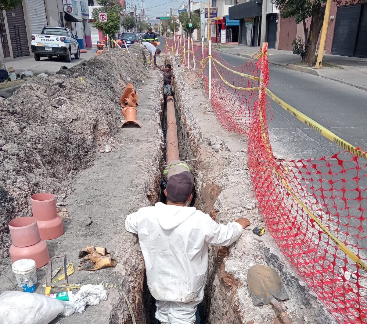 Con una inversión cercana a los 150 mil pesos, se rehabilitó tubería de drenaje en la calle Zaragoza, para proporcionar un mejor servicio de alcantarillado