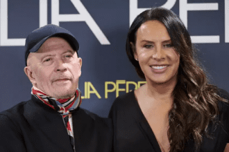 El director Jacques Audiard y Karla Sofía Gascón, juntos en la película "Emilia Pérez". Foto: JLMNoticias / Especial.