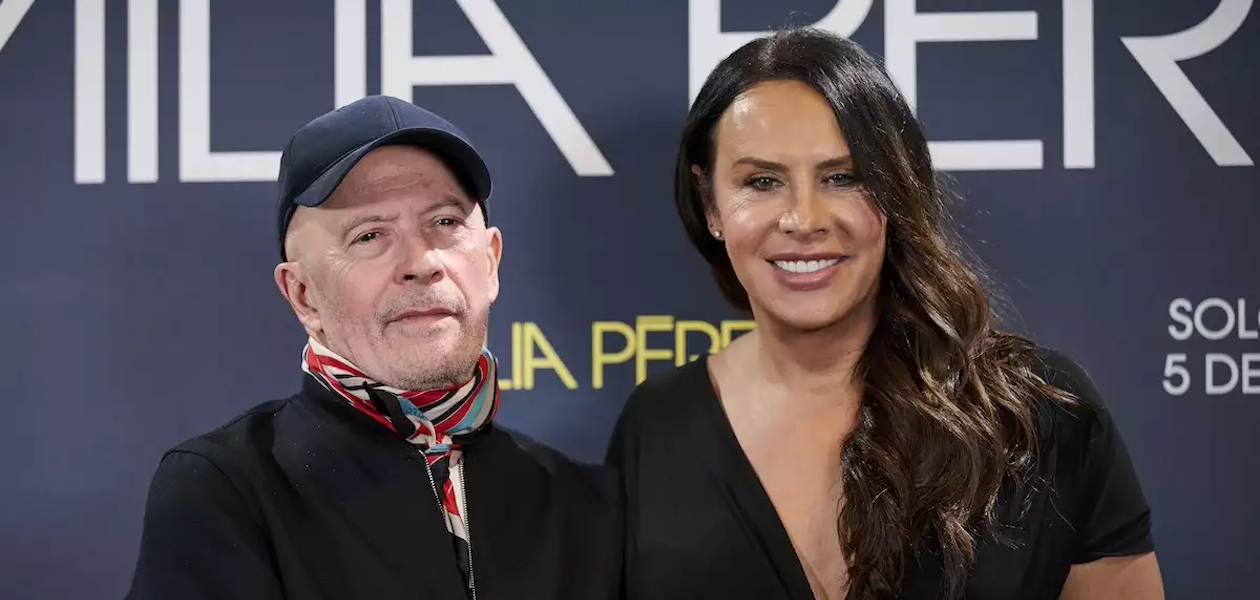 El director Jacques Audiard y Karla Sofía Gascón, juntos en la película "Emilia Pérez". Foto: JLMNoticias / Especial.