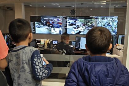 Bajo el Programa Local de Integración de la ACNUR, 19 menores de edad, acompañados de 4 adultos, integrantes de dicho esquema, visitaron las instalaciones del Complejo de Seguridad Pública Municipal de Aguascalientes.