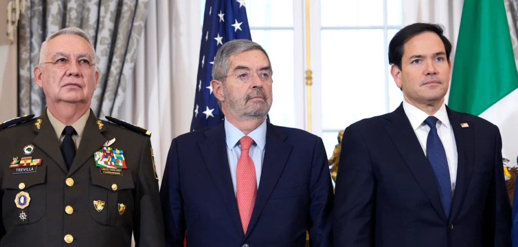 Desde la izquierda, el secretario de Defensa Nacional de México, el general Ricardo Trevilla; el secretario de Relaciones Exteriores de México, Juan Ramón de la Fuente, y el secretario de Estado de Estados Unidos, Marco Rubio, posan durante una reunión en la sede del Departamento de Estado en Washington. Foto de JLMNoticias / EFE/ Lenin Nolly.