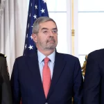 Desde la izquierda, el secretario de Defensa Nacional de México, el general Ricardo Trevilla; el secretario de Relaciones Exteriores de México, Juan Ramón de la Fuente, y el secretario de Estado de Estados Unidos, Marco Rubio, posan durante una reunión en la sede del Departamento de Estado en Washington. Foto de JLMNoticias / EFE/ Lenin Nolly.