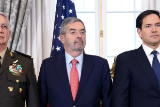 Desde la izquierda, el secretario de Defensa Nacional de México, el general Ricardo Trevilla; el secretario de Relaciones Exteriores de México, Juan Ramón de la Fuente, y el secretario de Estado de Estados Unidos, Marco Rubio, posan durante una reunión en la sede del Departamento de Estado en Washington. Foto de JLMNoticias / EFE/ Lenin Nolly.