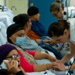 Fotografía de archivo donde se observa a personal de salud atendiendo a pacientes con cáncer en un hospital de especialidades en Guadalajara, Jalisco. Foto de EFE/ Carlos Zepeda.