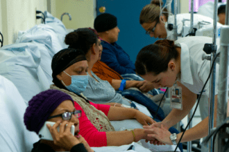 Fotografía de archivo donde se observa a personal de salud atendiendo a pacientes con cáncer en un hospital de especialidades en Guadalajara, Jalisco. Foto de EFE/ Carlos Zepeda.