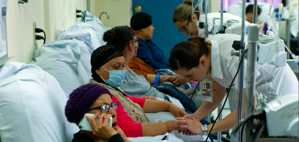 Fotografía de archivo donde se observa a personal de salud atendiendo a pacientes con cáncer en un hospital de especialidades en Guadalajara, Jalisco. Foto de EFE/ Carlos Zepeda.
