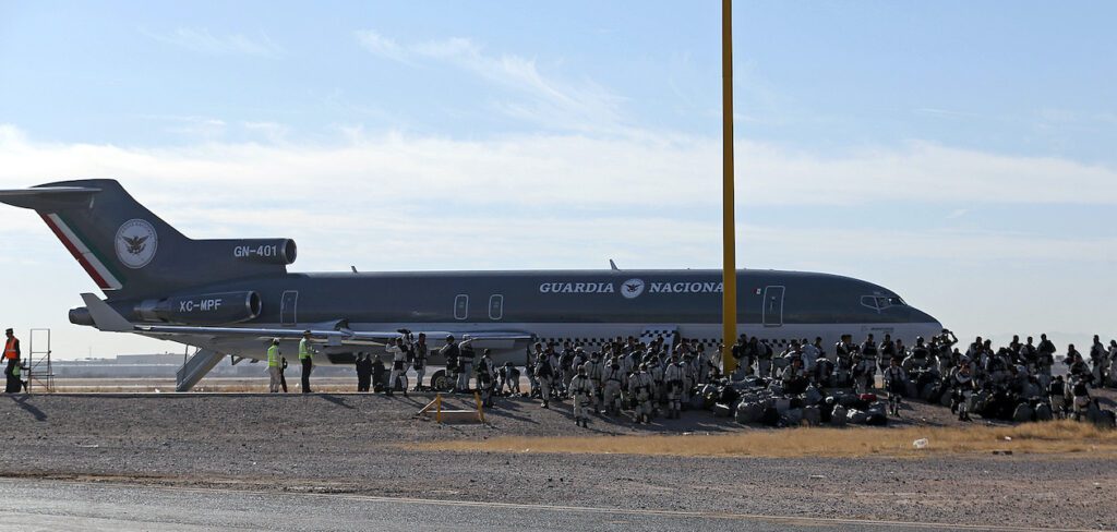 Integrantes de la Guardia Nacional de México llegan a Ciudad Juárez, Chihuahua. Foto de JLMNoticias / EFE/ Luis Torres.