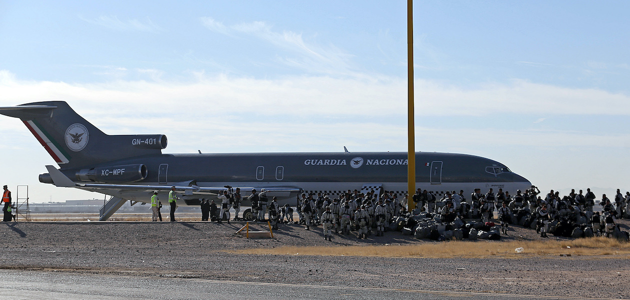 Integrantes de la Guardia Nacional de México llegan a Ciudad Juárez, Chihuahua. Foto de JLMNoticias / EFE/ Luis Torres.
